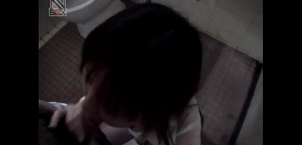  Shiori Kamiya sucks cock at toilet
